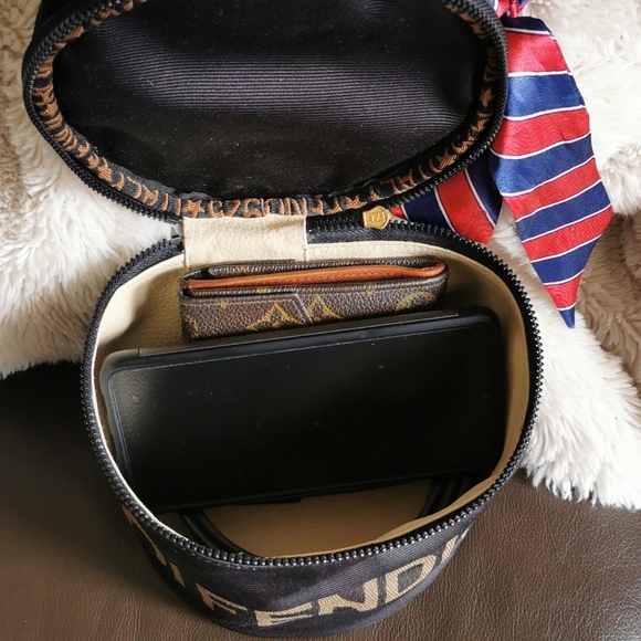 Authentic Fendi bucket - Picture 9 of 9